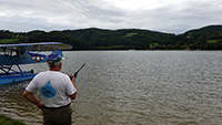 Chris Aviator.,at begrt die am Stubenbergsee ankommenden Wasserflugzeuge