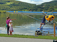 Eine herzliche Szene: die ltere Schwester erklrt jungen Schwester wie das Wasserflugzeug funktioniert! Ich habe gespannt zugehrt!