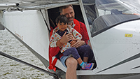 Das erste Mal im Leben am Copiloten Sitz in einem Wassserflugzeug: Papa und Sohn strahlen im Gesicht wie 100 Watt Birnen