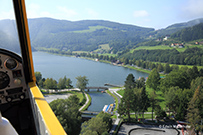 Blcik aus dem Cockpit beim Endanflug zur Wasserlandung auf dem Stubenbergsee, Pilot: Chris Barszczewski, Photograph: Edwin Mauerhofer