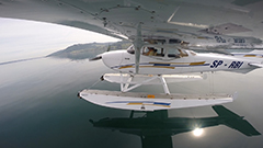 Blcik aus dem Cockpit beim Endanflug zur Wasserlandung auf dem Stubenbergsee, Pilot: Chris Barszczewski, Photograph: Edwin Mauerhofer