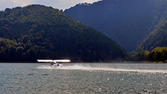 Wasserflugzeug Piper Super Cub startet am Stubenbergsee