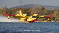 Wasserflugzeuge landen an der alten Donau: Die Maschinen der italienischen Feuerbrigade Typ Canadair CL-415, Registrierung IDPCH und CAN26 nehmen das Löschwasser an der neuen Donau auf